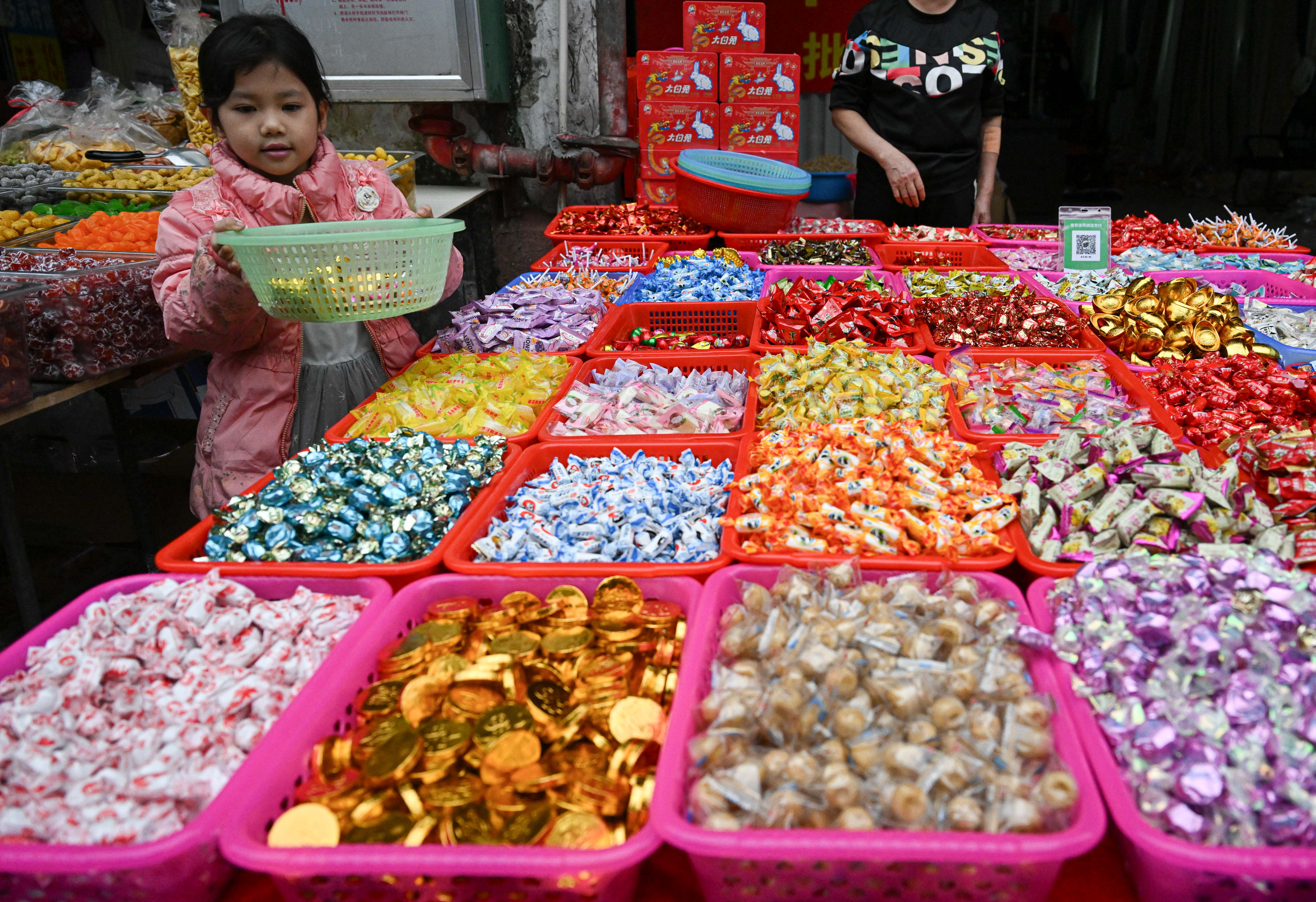 人们在大集上购买商品,采办年货,喜迎农历新年.新华社记者 蒲晓旭 摄