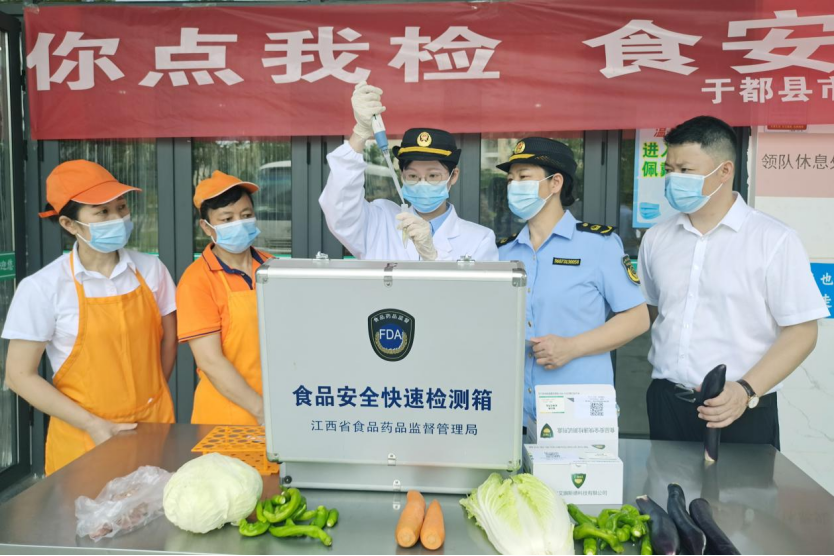 市场监督6月5日执法人员在考点食堂对食材进行快速检测(王雨林/摄)